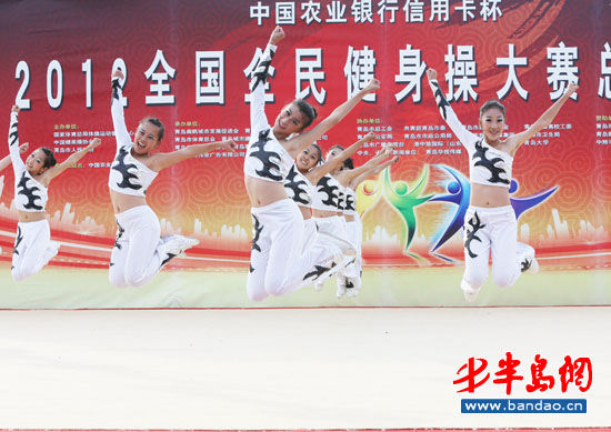 全民健身操赛小选手表现完美 难倒裁判(图)_新浪新闻