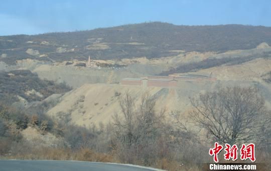 在乡宁县关王庙乡境内,山体开挖后形成大面积裸露 李新锁 摄