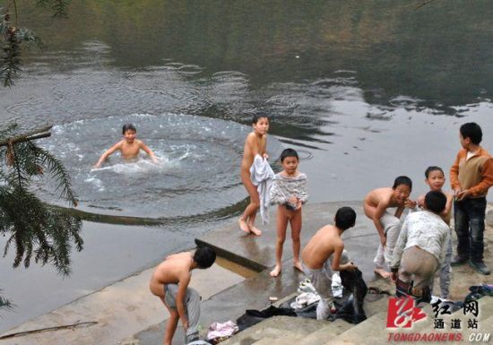 通道县:天气回暖 孩子们下河游泳(组图)