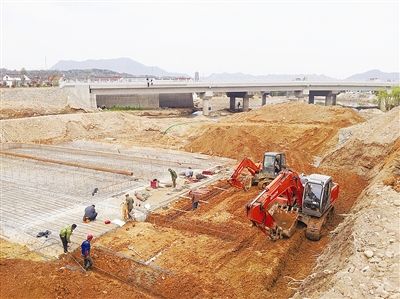 图为4月8日,九华河橡胶坝建设施工现场.