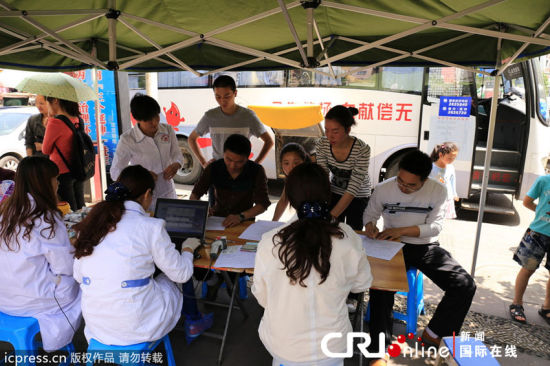 四川雅安发生7.0级地震 市民街头自发献血(组图