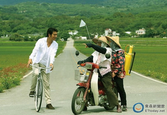 最帅宅男金城武 骑脚踏车问路迷倒老婆婆(图)_新浪新闻