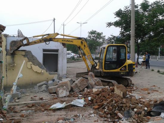 占路经营数十年拒拆 城管话聊感动钉子户(