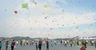 2255个风筝齐飞刷新马来西亚纪录大全(图)