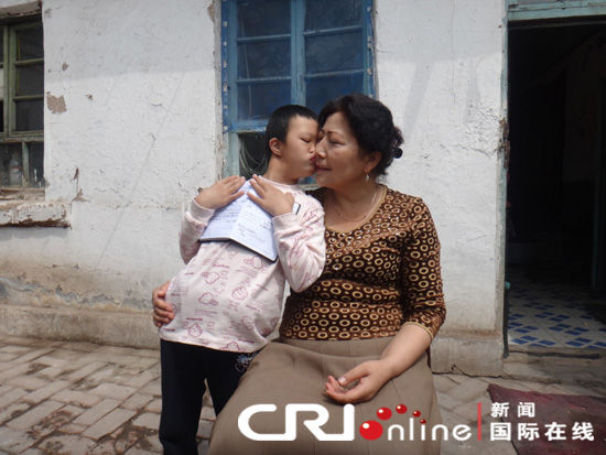 维吾尔族妈妈收养汉族残疾女婴 精心呵护花骨