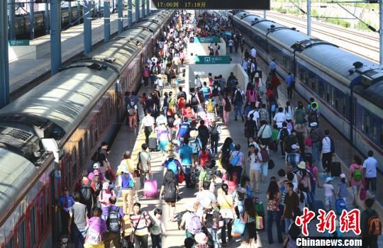 游客挤爆云南大理丽江列车 旅客发送量增幅创