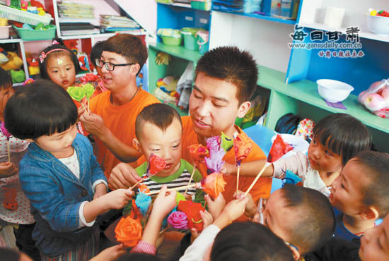 兰州刚上岗的三名男幼师度过了首个教师节(图