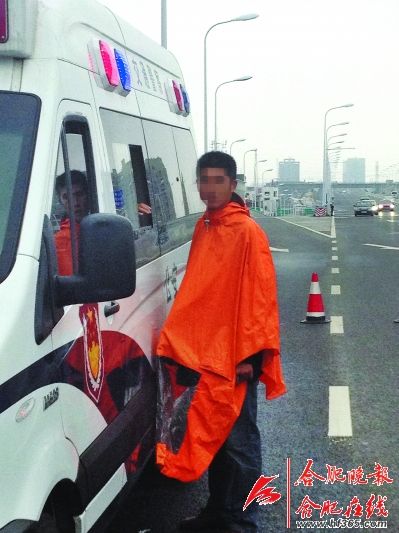 封闭阜高架 围堵雨衣哥(图)