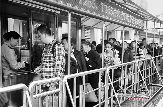 兰州火车站迎来了节前客流高峰(图)_新浪新闻