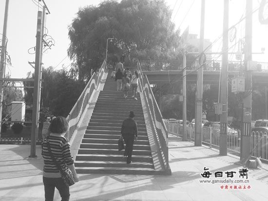 无障碍通道缺失 兰州天桥美中不足(图)