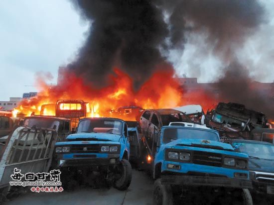 兰州:报废车回收厂燃大火 消防苦战两小时扑灭