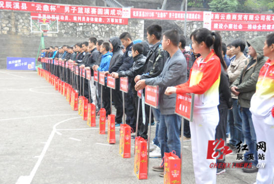 辰溪县2013年男子篮球赛开幕 32支球队赛场竞