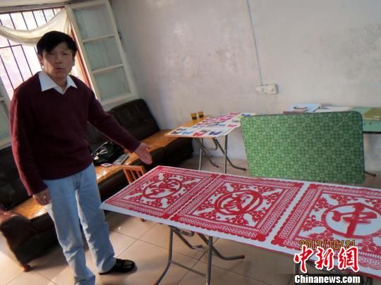 尚华珍 摄 中新网襄阳10月22日电 题:湖北襄阳:在传承中发展创新的中国剪纸(图) 作者 尚华珍 杨泽文 在拥有2800多年历史的古老襄阳城内,57岁的高春生22日对记者说,一幅民间与宫廷融合体的作品将会参加2013湖北省民间工艺大师比赛。 历史 中国剪纸艺术历史悠久,距今已有1500多年,已成为中华民族传统民俗的重要组成部分。早在西汉时代(公元前6世纪)之前,人们就运用薄片材料,通过镂空雕刻的技法制成工艺品,即以雕、镂、剔、刻、剪的技法在金箔、皮革、绢帛,甚至在树叶上剪刻纹样。