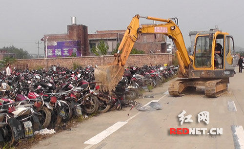 道县集中销毁950台报废摩托车(图)