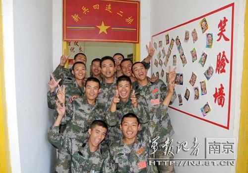 南京军区某团"笑脸墙"助新兵快乐训练(图)