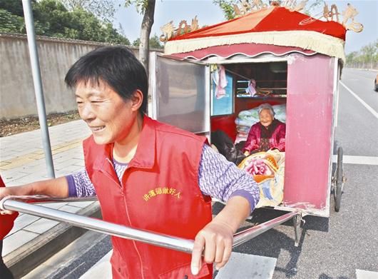 图文:<em>孝子孝女</em>用板车拉着父母游神州_新浪新闻
