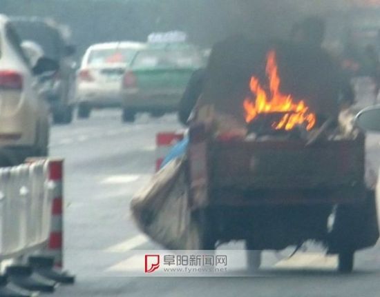 阜阳一火车当街跑 吓坏众行人(图)