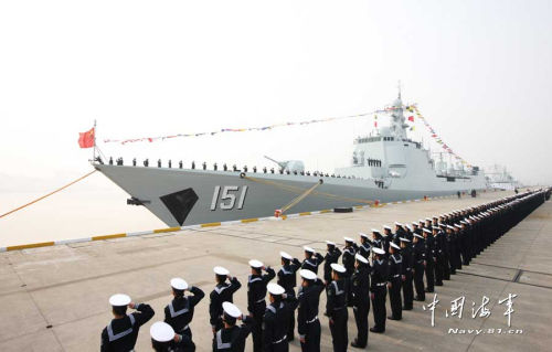 中华神盾郑州号驱逐舰加入海军战斗序列(