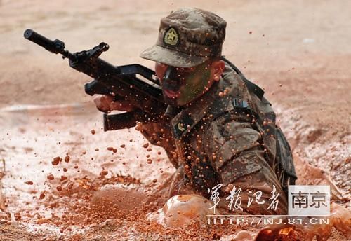 解放军逼真战场环境练兵:爬泥泞 钻火圈(图)