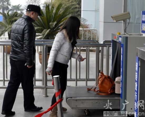 春运过安检:人过去了,包咋没了(图)