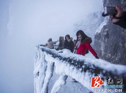 春雪飞扬引爆张家界天门山观雪游(组图)