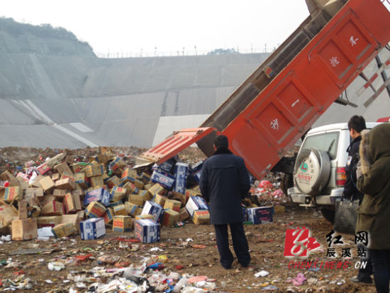 辰溪集中销毁100余件假酒(图)