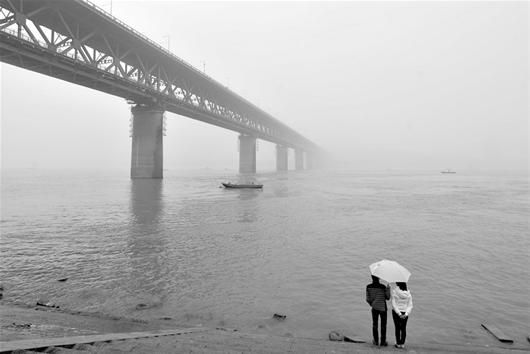 楚天金报讯 图为:昨日雨雾中的武汉长江大桥(记者宋双庆摄)