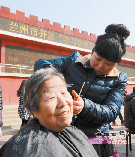 兰州学雷锋日:志愿服务活动 志愿者真情诠释活