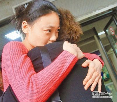 台湾潜逃女军官5万元交保 与母亲相拥而泣(图