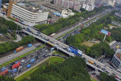 暴雨致107国道深圳段大堵车(组图)