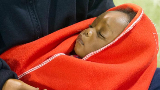 西班牙海上救援队营救近千难民 9个月大女婴无