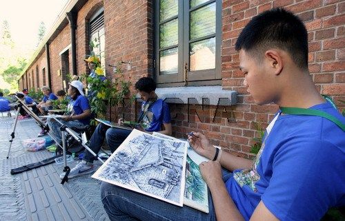 香港举行国际青少年绘画现场写生比赛(组图)