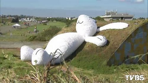 巨大月兔亮相桃园 民众争相合照(图)