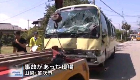 载有中国游客的巴士在日本撞车 12人被送医(组图)