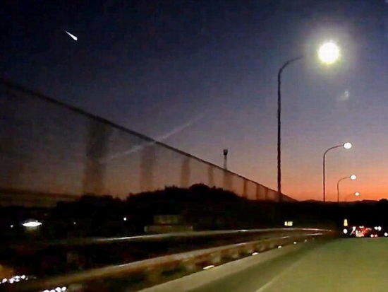 火流星造访日本 夜空中划出强光(组图)