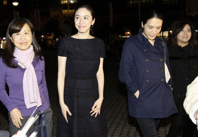 连胜文妻子蔡依珊在连胜文妹妹连咏心陪同下,19日晚间观赏云门舞集的