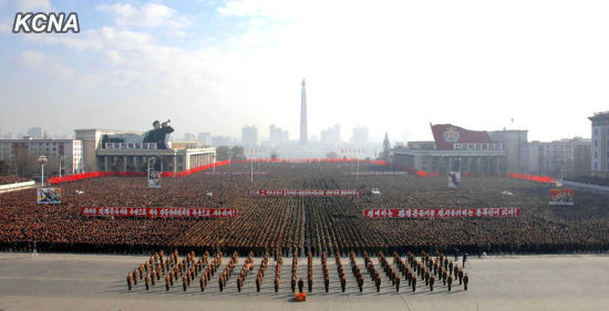 　　朝鲜25日在平壤金日成广场组织十万人参加的军民大会和示威游行，抗议联合国大会第三委员会本月18日通过朝鲜人权决议案，并谴责美国及其“追随势力”对朝鲜发起“人权”闹剧。