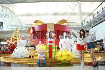 熊抱白色圣诞亮相香港国际机场(组图)