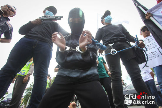 印尼示威者模拟死刑现场 要求政府立即处死外