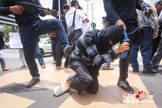 印尼示威者模拟死刑现场 要求政府立即处死外