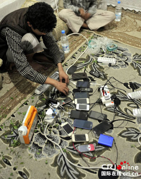 空袭致也门电力中断 民众设手机充电站集中充