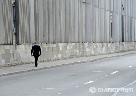 普京獨自一人在空曠街上行走一段時間後乘車離開。