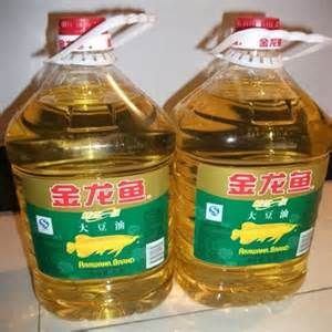 人民网报道，地沟油黑色产业链的流向地为嘉里粮油公司，隶属于出产金龙鱼食用油的益海嘉里集团。