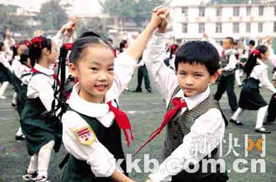 三百小学生男女对舞 十指相扣惹台下尖叫(图)