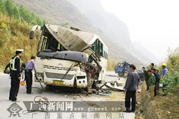 ... 逆行出车祸造成2死8伤 事发上林(图)_新闻中心_新浪网