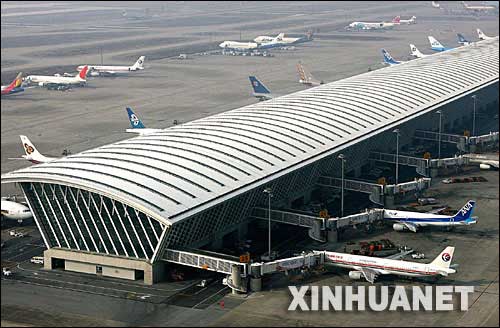 上海浦东国际机场停机坪俯瞰(12月20日摄.新华社记者陈飞摄