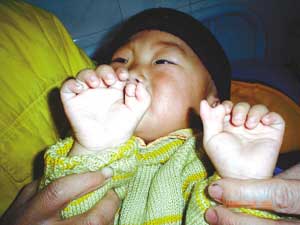 婴儿的两个大拇指就像小叉棍