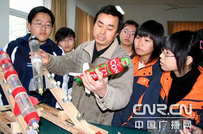宁波一学生用可乐瓶做火箭能飞215米