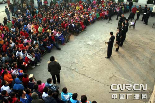 北京铁路警方与农民工子弟唱响 平安春运