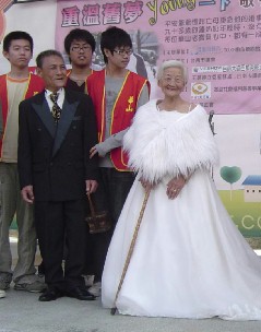 91岁未婚老妇穿婚纱礼服圆梦(图)
